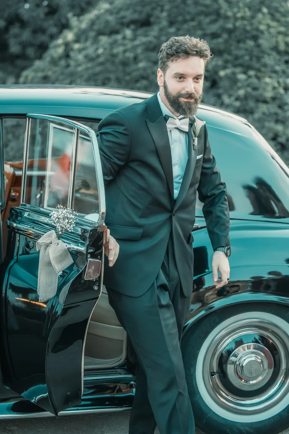 El novio baja de un coche clásico