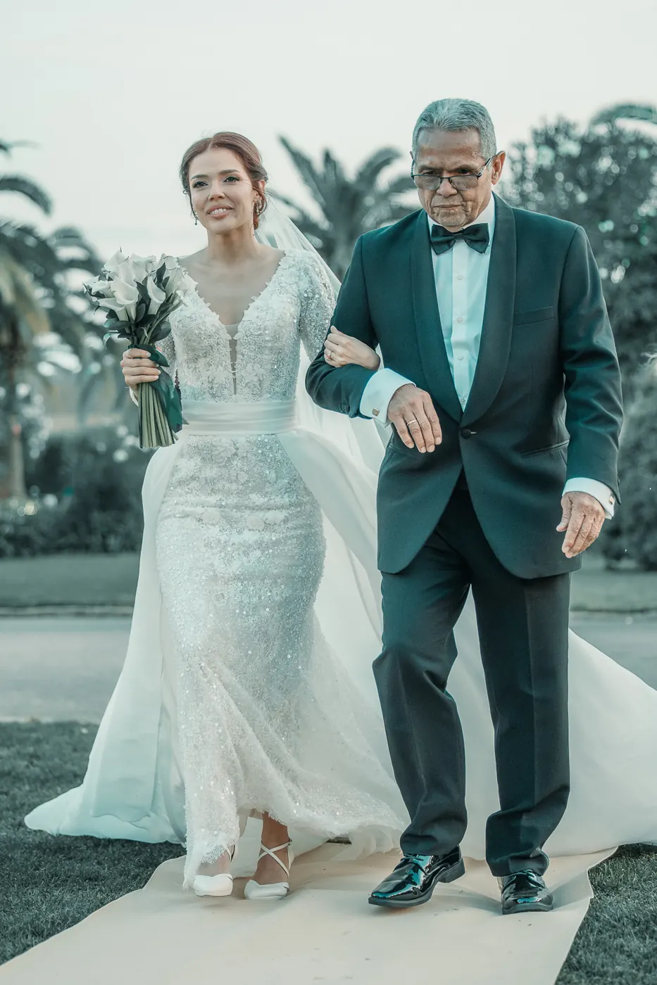La novia camina hacia el altar con su padre